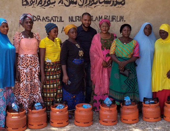 women receiving lpg stoves credNexleaf Sandra Cavalieri